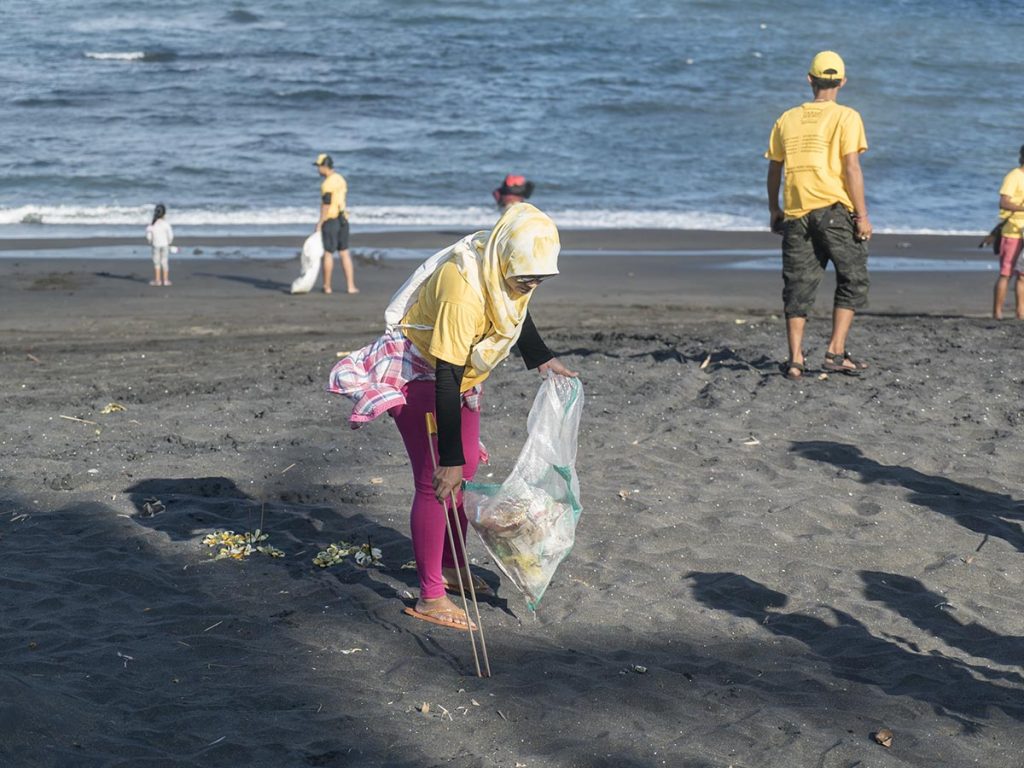 Limpieza playa Indonesia