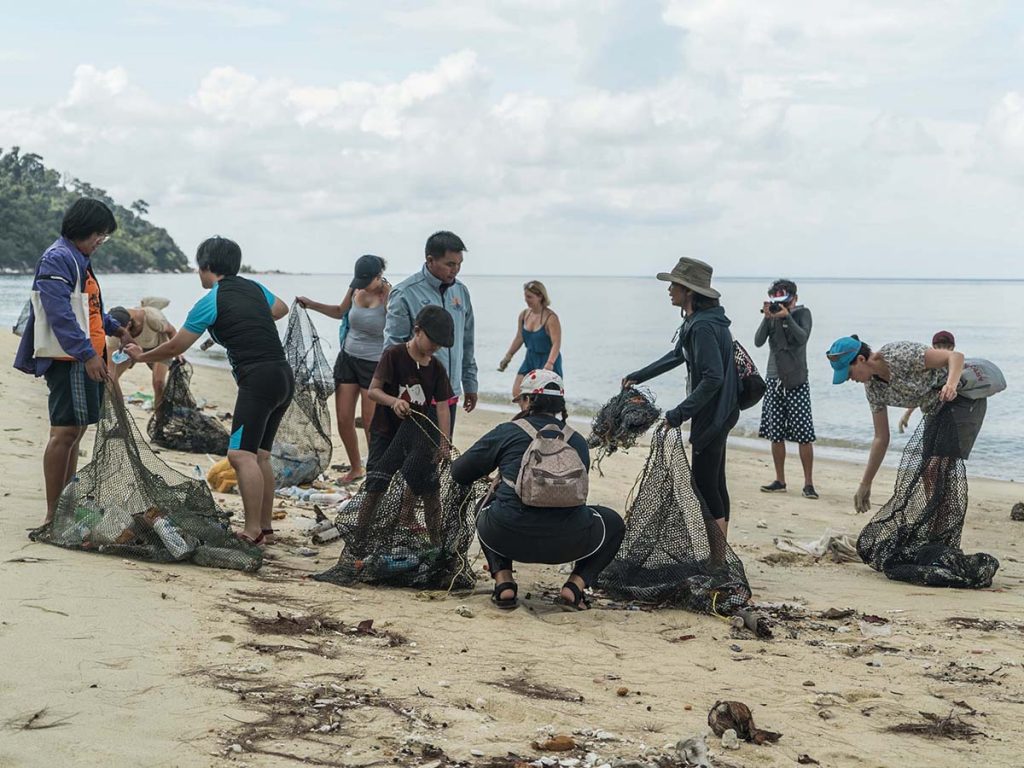Limpieza playa Tailandia